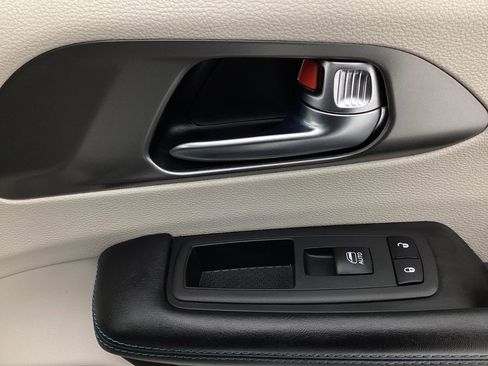 Used 2021 Chrysler Pacifica Touring-L image 36