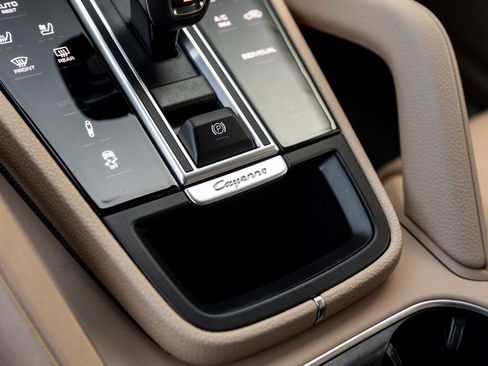 Used 2023 Porsche Cayenne Platinum Edition image 28