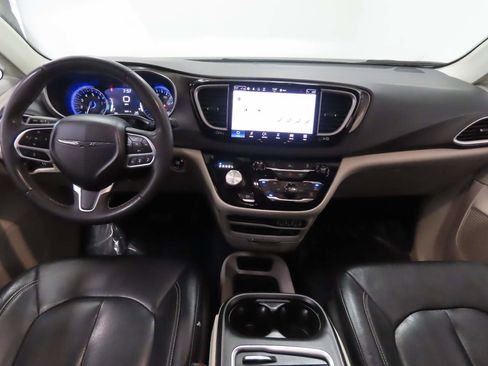 Used 2022 Chrysler Pacifica Touring-L FWD image 12