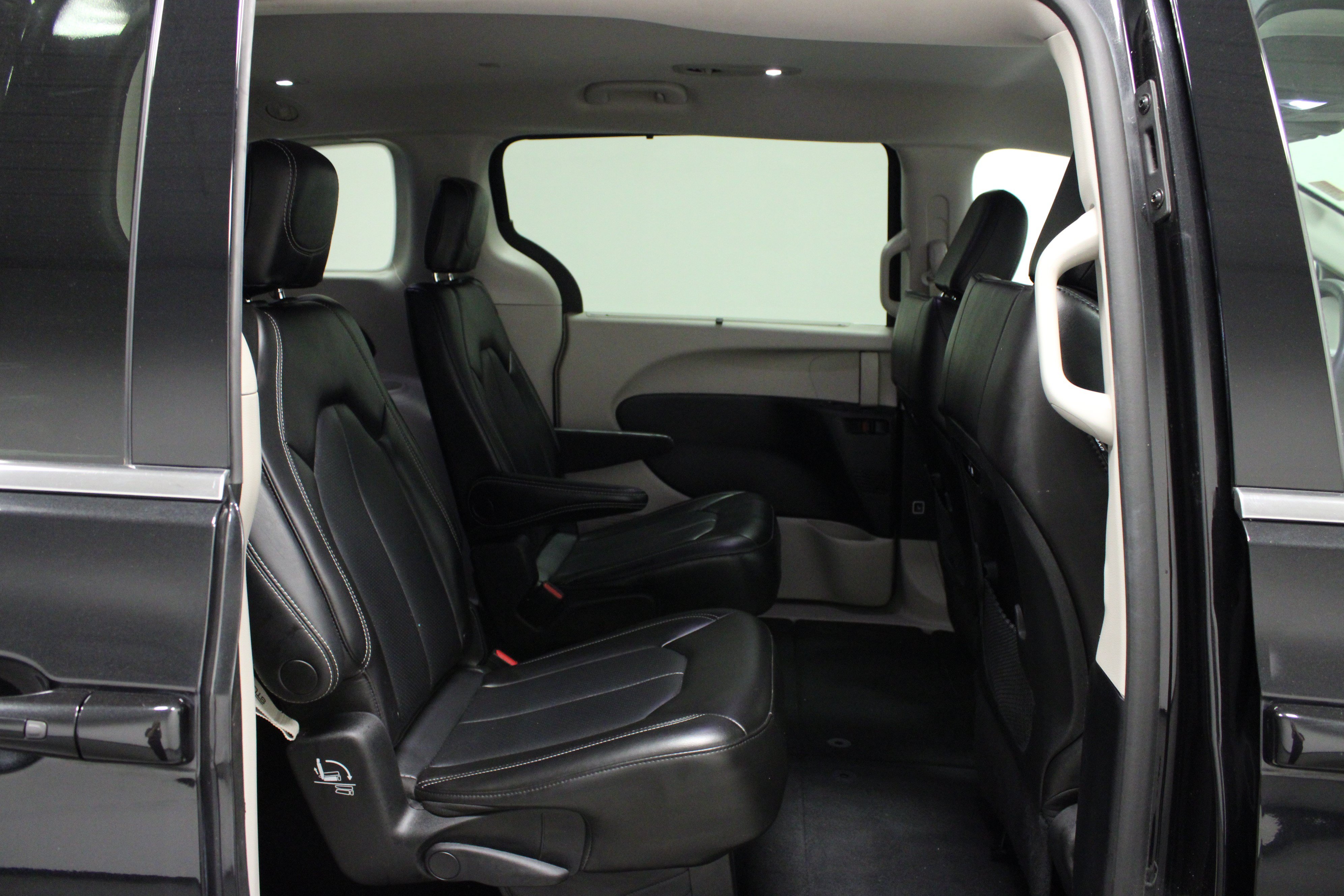 Used 2023 Chrysler Pacifica Touring-L FWD image 16