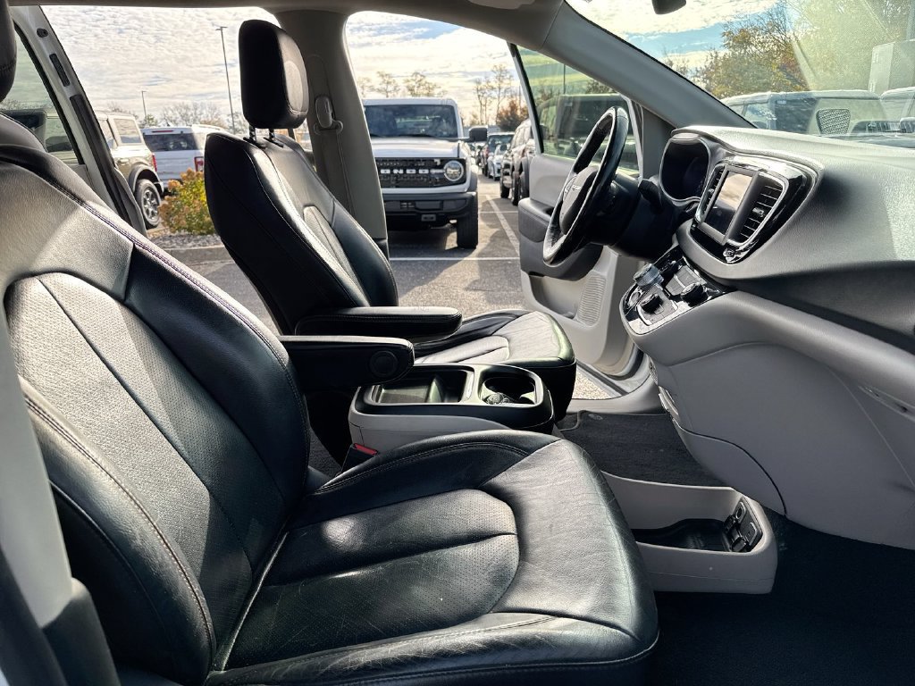 Used 2020 Chrysler Pacifica Touring-L FWD image 21