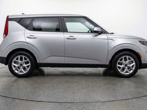 Used 2025 Kia Soul LX w/ LX Technology Package FWD image 11