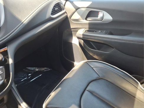 Used 2025 Chrysler Pacifica Limited FWD image 23