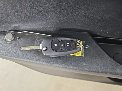 Used 2024 Chevrolet Trax RS FWD image 39
