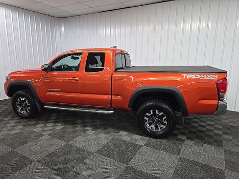 Used 2017 Toyota Tacoma TRD Off-Road w/ Tow Package AWD/4WD image 4