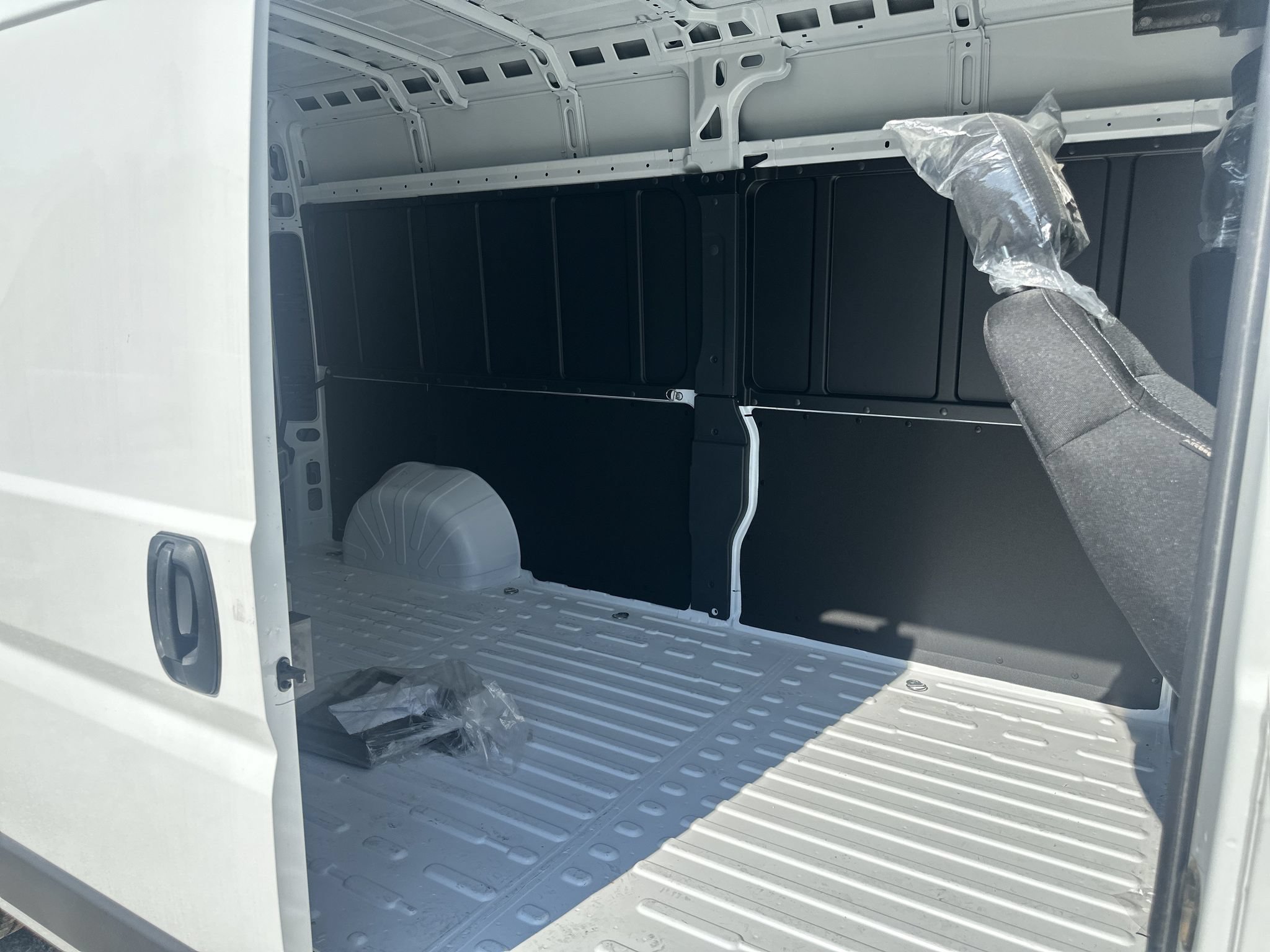 Used 2023 RAM ProMaster 2500 w/ Safety Group FWD image 15