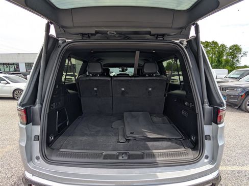 Used 2024 Jeep Wagoneer L Series II w/ Flexible Seating Group image 12