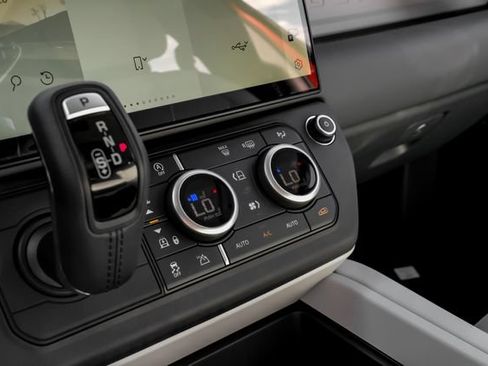 New 2026 Land Rover Defender 130 X-Dynamic SE AWD/4WD image 28