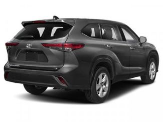 Used 2022 Toyota Highlander LE video 2