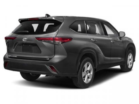 Used 2022 Toyota Highlander LE image 2