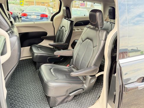 Used 2018 Chrysler Pacifica Touring-L image 28