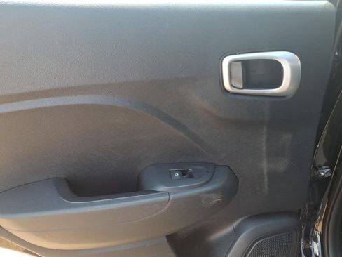 Used 2025 Hyundai Venue SE FWD image 11