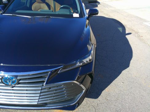 Used 2022 Toyota Avalon Limited image 6