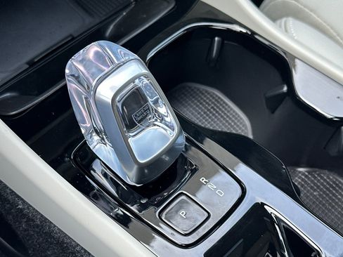 Certified 2025 Volvo XC40 B5 Plus AWD/4WD image 27