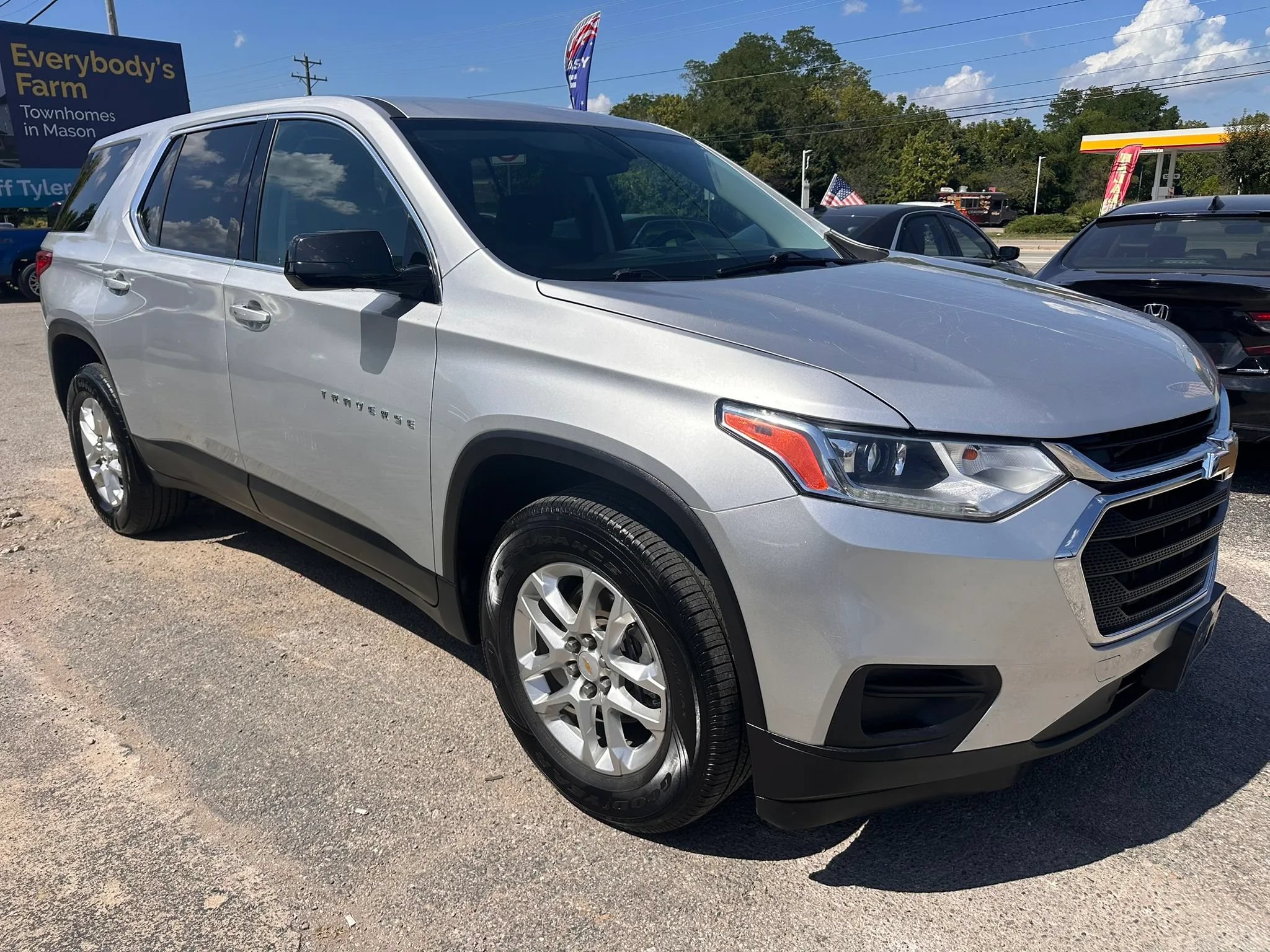 Used 2019 Chevrolet Traverse LS FWD image 2