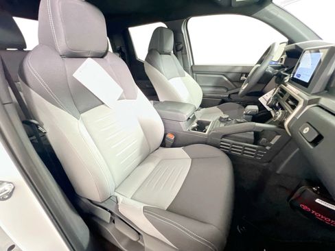 Used 2025 Toyota Tacoma TRD Sport image 31