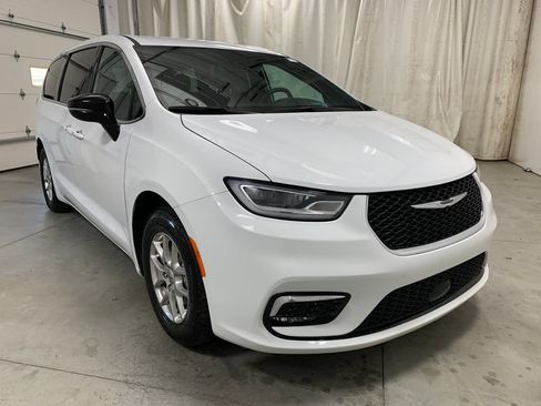Used 2025 Chrysler Pacifica Select FWD image 13