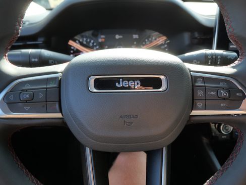 Used 2025 Jeep Compass Trailhawk AWD/4WD image 25