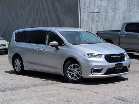 Used 2023 Chrysler Pacifica Touring-L FWD image 11
