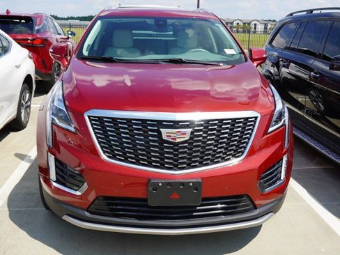 Used 2025 Cadillac XT5 Premium Luxury FWD image 2