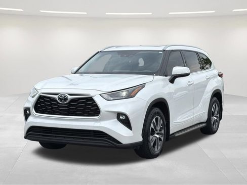 Used 2022 Toyota Highlander XLE FWD image 1
