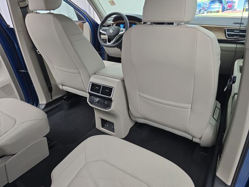Used 2025 Volkswagen Atlas SE FWD image 11