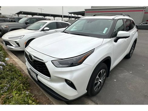 Used 2023 Toyota Highlander XLE FWD image 5