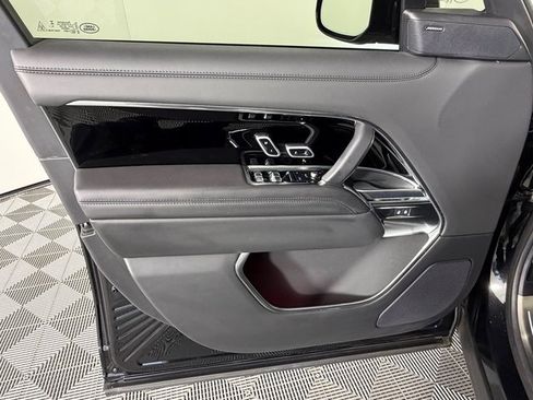 Used 2025 Land Rover Range Rover Long Wheelbase SE image 17