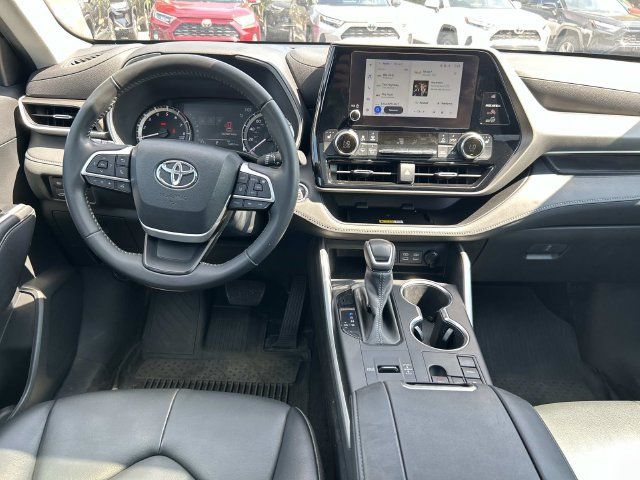 Used 2023 Toyota Highlander XLE FWD image 17