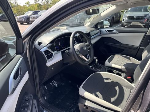 Certified 2025 Volkswagen Taos SE w/ Panoramic Sunroof Package FWD image 10