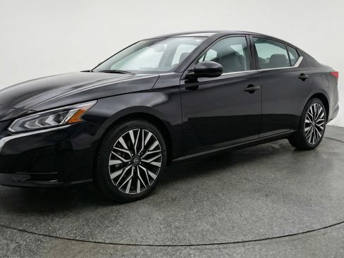 Used 2025 Nissan Altima 2.5 SV FWD image 3