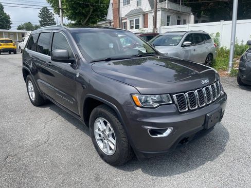 Used 2019 Jeep Grand Cherokee Laredo AWD/4WD image 4