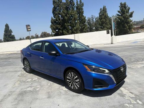 Used 2025 Nissan Altima 2.5 SV FWD image 30