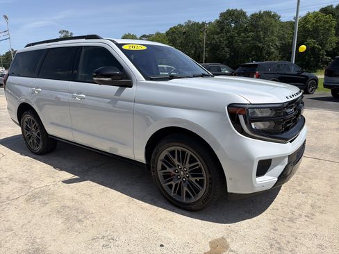 Used 2025 Ford Expedition Platinum w/ Stealth Performance Package AWD/4WD image 4
