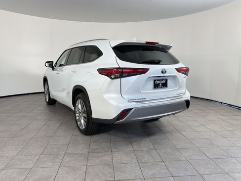 Used 2023 Toyota Highlander Platinum FWD image 3