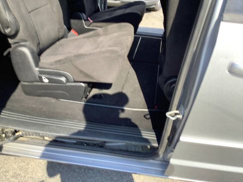 Used 2013 Dodge Grand Caravan SXT FWD image 26