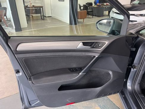 Used 2016 Volkswagen Golf S FWD image 21