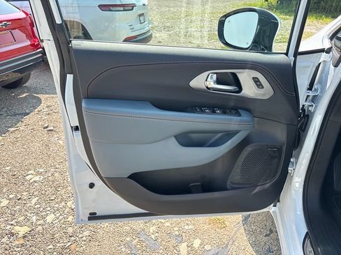 New 2027 Chrysler Pacifica Pinnacle AWD/4WD image 7