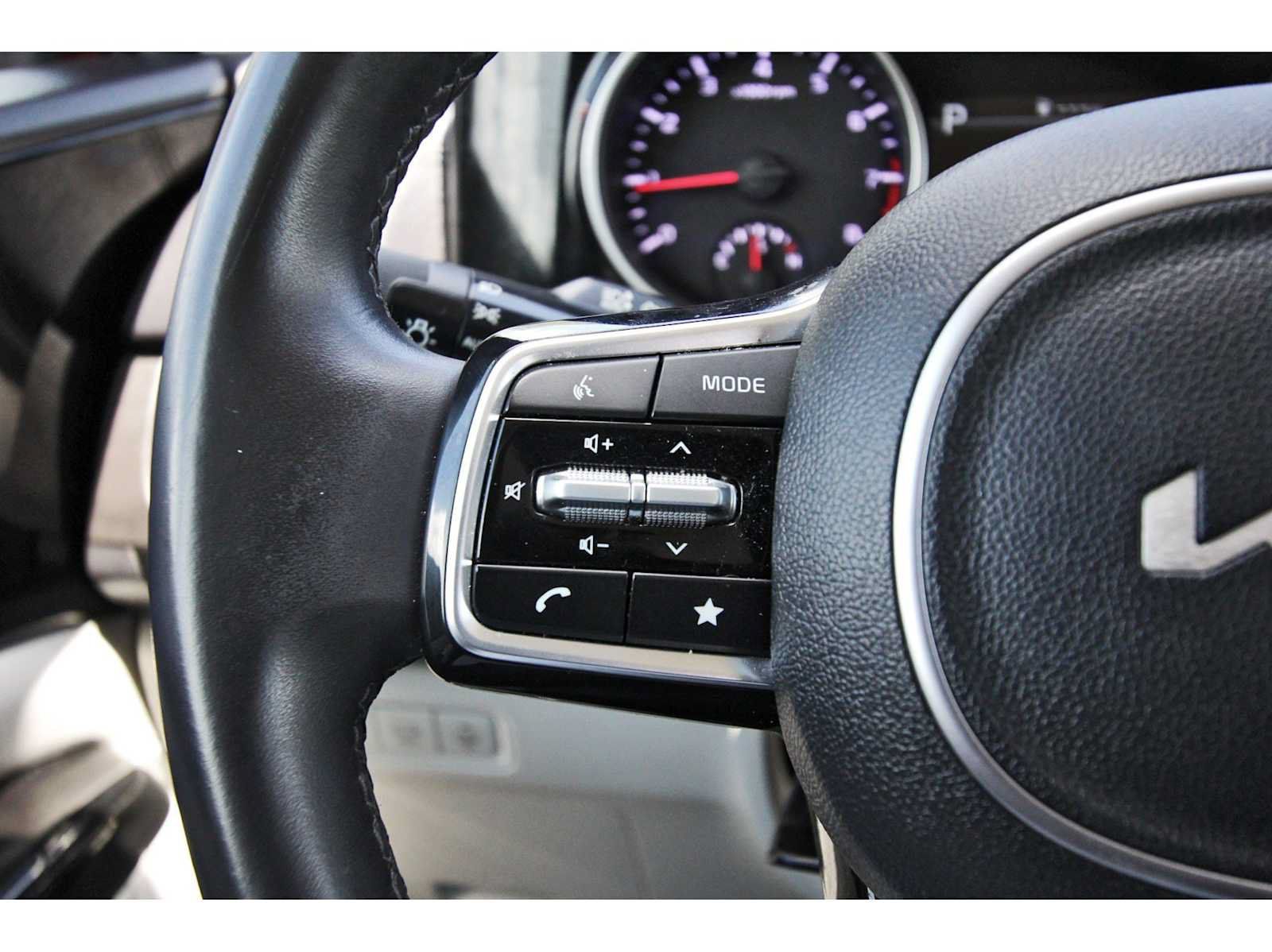 Used 2024 Kia Carnival EX FWD image 16