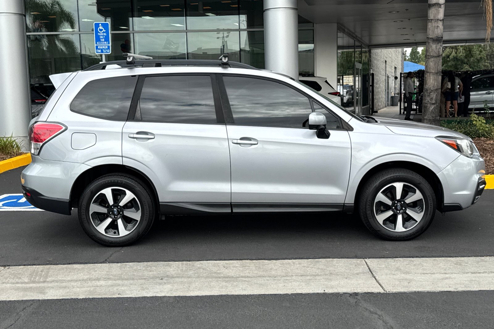 Used 2017 Subaru Forester 2.5i Premium w/ Popular Package #2A AWD/4WD image 3