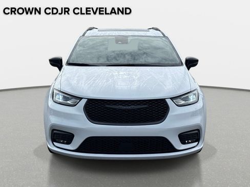 Used 2025 Chrysler Pacifica Limited FWD image 10