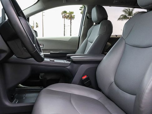 Used 2021 Toyota Sienna XLE w/ XLE Plus Package FWD image 31