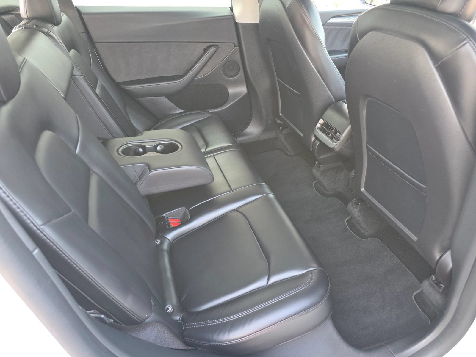 Used 2022 Tesla Model Y Long Range AWD/4WD image 30