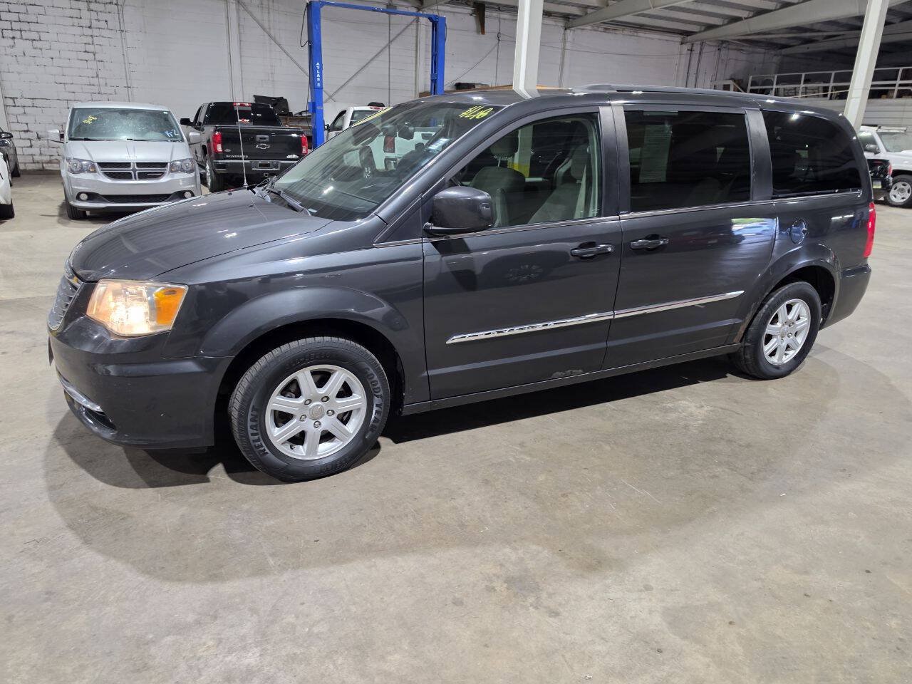 Used 2011 Chrysler Town & Country Touring FWD image 3