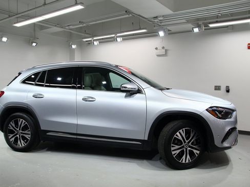 Used 2025 Mercedes-Benz GLA 250 4MATIC image 9