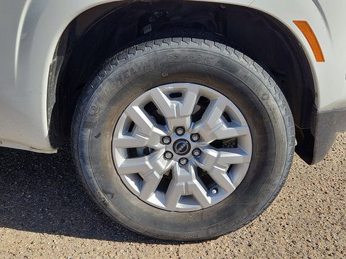 Used 2023 Nissan Frontier SV image 6