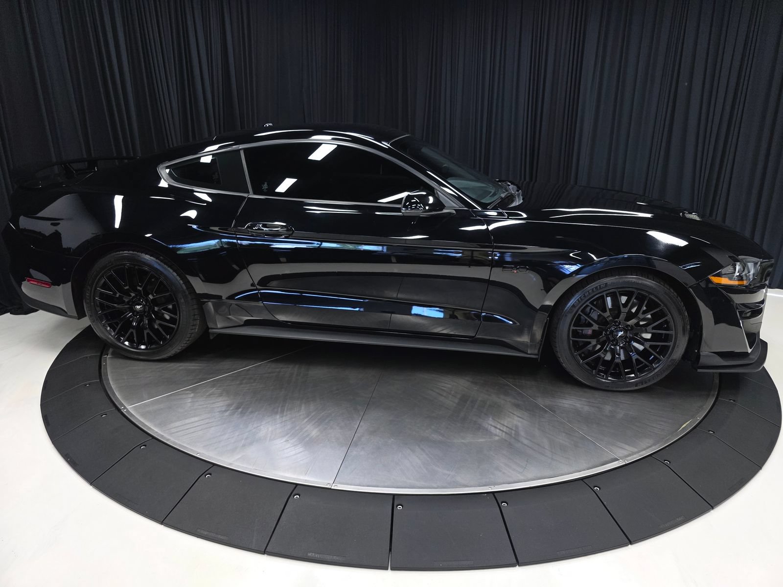 Used 2018 Ford Mustang GT Premium w/ GT Performance Package RWD image 14