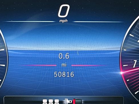 Used 2023 Mercedes-Benz GLC 300 image 4