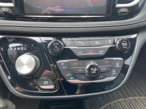 Used 2021 Chrysler Pacifica Touring-L w/ S Appearance Package AWD/4WD image 11