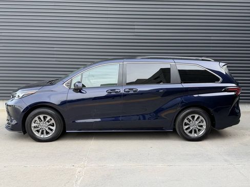 Used 2024 Toyota Sienna LE AWD/4WD image 9